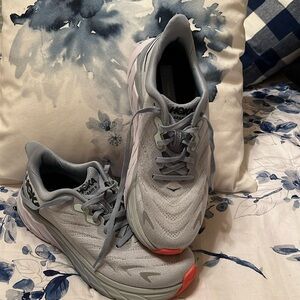 Hoka Ahari 6 - Women’s Size 8